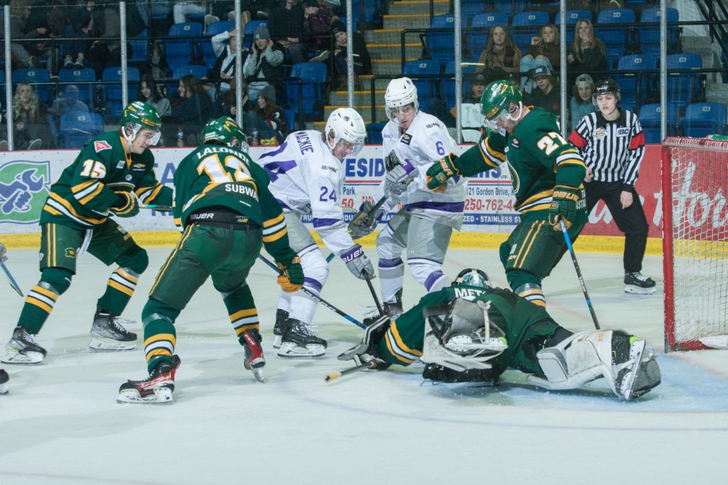 Salmon Arm extends their win streak to three games Salmon Arm Silverbacks